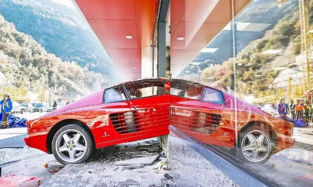 Ανδόρρα: 82χρονος μπήκε στο εμπορικό...μαζί με τη Ferrari του(βίντεο)